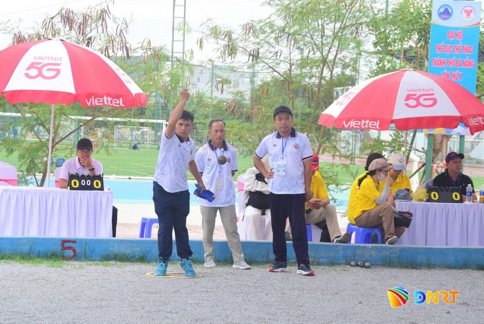 Vận động viên thi đấu môn bi sắt. Ảnh: THÀNH DANH