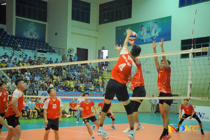Các đội bóng tranh tài sôi nổi ở môn bóng chuyền nam. Ảnh: THÀNH DANH