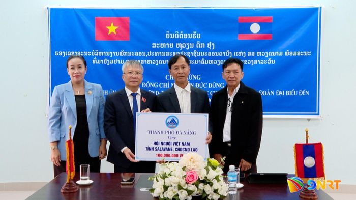 Lãnh đạo thành phố trao quà hỗ trợ Hội Người Việt Nam tỉnh Salavan. Ảnh: HOÀN VŨ - VĂN HÙNG