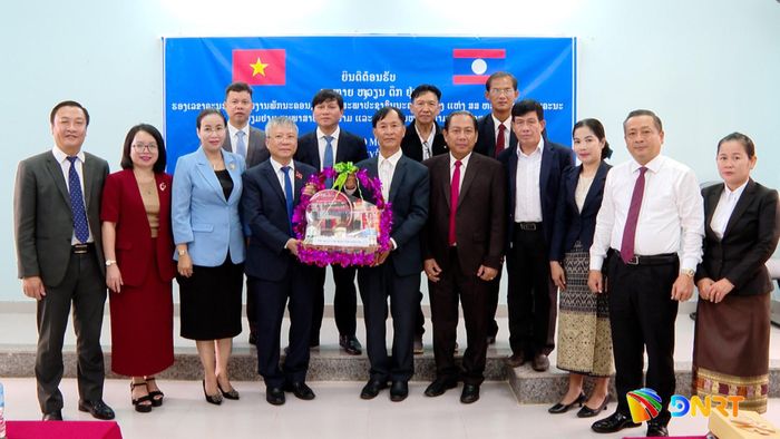 Đại diện Hội Người Việt Nam tỉnh Salavan trao quà lưu niệm cho đoàn công tác. Ảnh: HOÀN VŨ - VĂN HÙNG