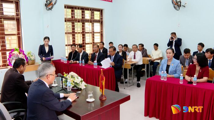 Đoàn công tác nghe báo cáo về hoạt động của Hội Người Việt Nam tỉnh Salavan. Ảnh: HOÀN VŨ - VĂN HÙNG
