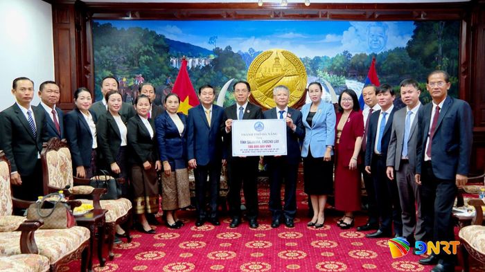 Thành phố Đà Nẵng trao hỗ trợ 500 triệu đồng cho tỉnh Salavane. Ảnh: HOÀN VŨ - VĂN HÙNG