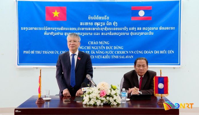 Phó Bí thư Thành ủy, Chủ tịch HĐND thành phố Nguyễn Đức Dũng phát biểu tại buổi thăm Hội Người Việt Nam tỉnh Salavan. Ảnh: HOÀN VŨ - VĂN HÙNG