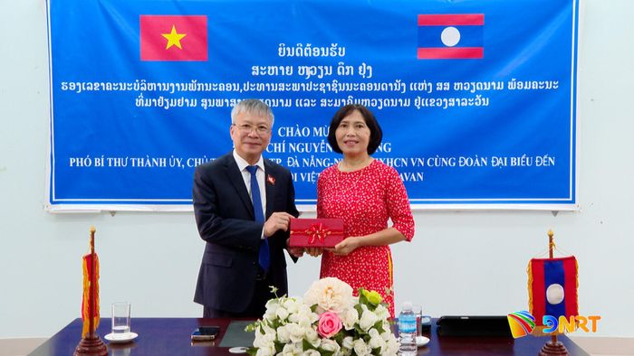 Phó Bí thư Thành ủy, Chủ tịch HĐND thành phố Nguyễn Đức Dũng tặng quà cho giáo viên được cử sang giảng dạy tại trung tâm. Ảnh: HOÀN VŨ - VĂN HÙNG