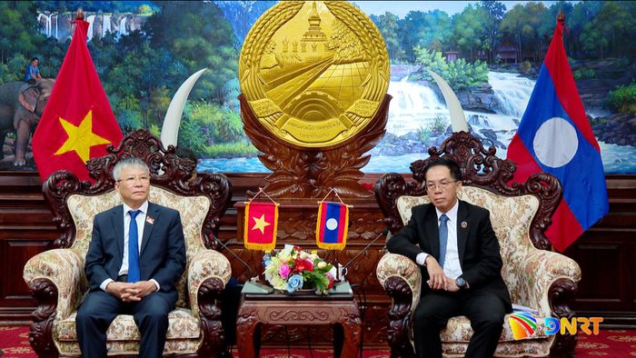 Phó Bí thư Thành ủy, Chủ tịch HĐND thành phố Nguyễn Đức Dũng (bên trái) trao đổi với lãnh đạo tỉnh Salavane. Ảnh: HOÀN VŨ - VĂN HÙNG