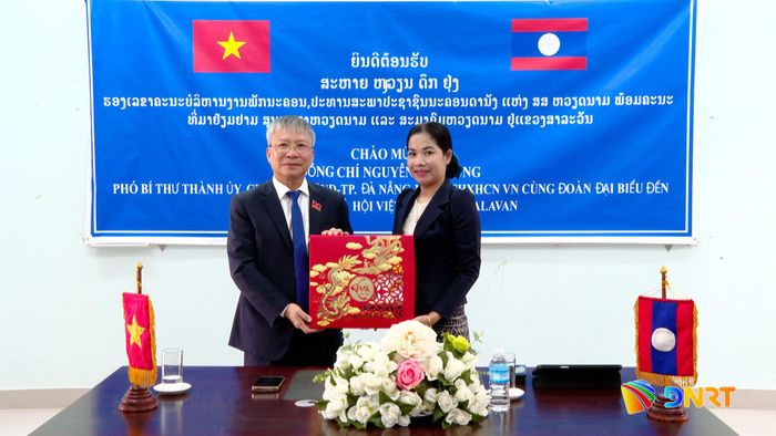 Phó Bí thư Thành ủy, Chủ tịch HĐND thành phố Nguyễn Đức Dũng trao quà cho Trung tâm Tiếng Việt tỉnh Salavan. Ảnh: HOÀN VŨ - VĂN HÙNG