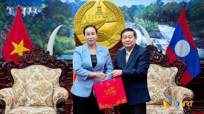 Phó Chủ tịch UBND thành phố Nguyễn Thị Anh Thi (bên trái) trao quà cho lãnh đạo tỉnh Salavane. Ảnh: HOÀN VŨ - VĂN HÙNG