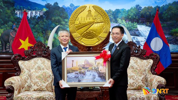 Lãnh đạo tỉnh Salavane tặng quà lưu niệm cho đoàn công tác. Ảnh: HOÀN VŨ - VĂN HÙNG