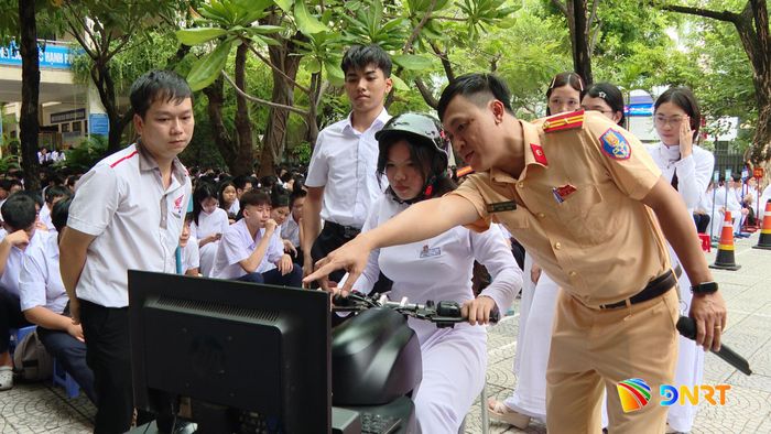 Học sinh trải nghiệm lái xe thử mô phỏng các tình huống khi tham gia giao thông. Ảnh: T.HƯƠNG - T.SƠN