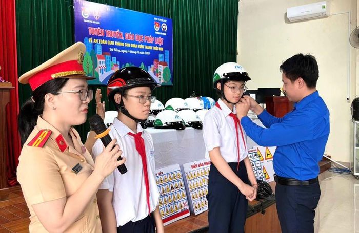 Tặng mũ bảo hiểm cho thanh thiếu nhi tại các buổi tuyên truyền an toàn giao thông. Ảnh: ĐVCC