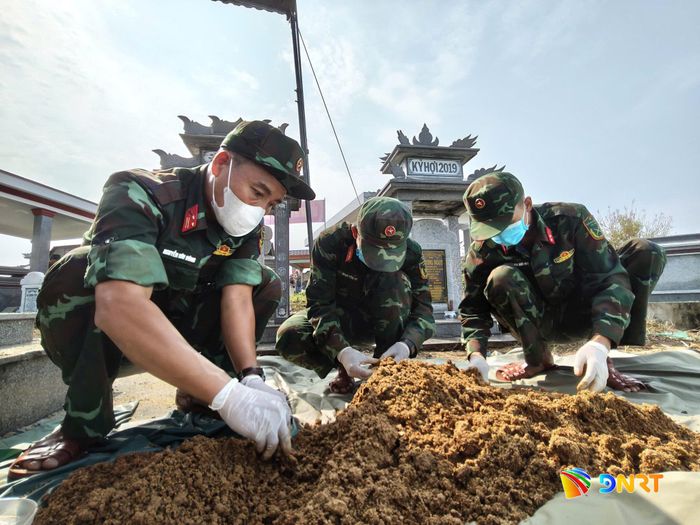 Bộ đội cất bốc hài cốt liệt sĩ tại ngôi mộ tập thể. Ảnh: Bộ Chỉ huy Quân sự thành phố