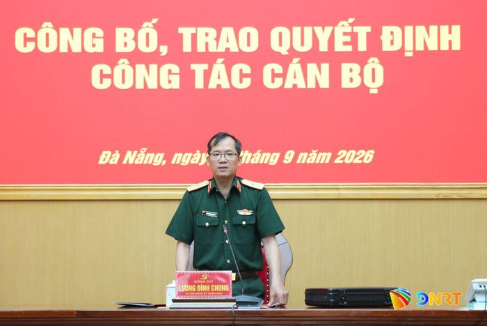Thiếu tướng Lương Đình Chung, Bí thư Đảng ủy, Chính ủy Quân khu 5 phát biểu tại hội nghị. Ảnh: LÊ TÂY