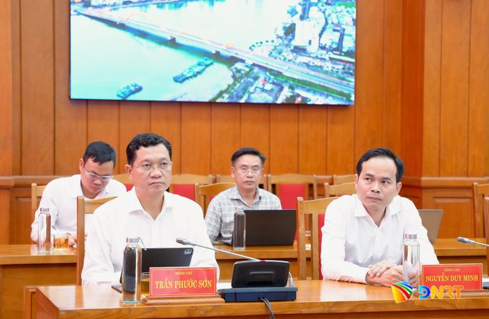 Phó Chủ tịch Thường trực HĐND thành phố Trần Phước Sơn (hàng đầu bên trái) và Phó Trưởng đoàn chuyên trách Đoàn đại biểu Quốc hội thành phố Nguyễn Duy Minh (hàng đầu bên phải) dự hội nghị. Ảnh: T.CÔNG