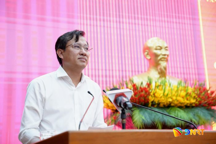 Chánh Văn phòng Thành ủy Phan Văn Bình tiếp thu các ý kiến chỉ đạo của lãnh đạo Thành ủy. Ảnh: T.CÔNG