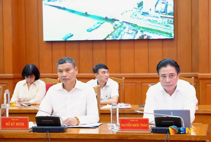 Phó Bí thư Thường trực Thành ủy Nguyễn Khắc Toàn (hàng đầu bên phải) cùng Phó Chủ tịch Thường trực UBND thành phố Hồ Kỳ Minh (hàng đầu bên trái) dự hội nghị. Ảnh: T.CÔNG