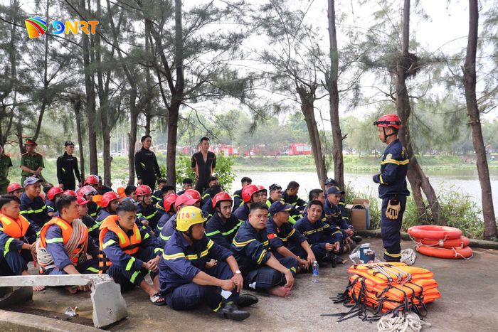 Thực tập xử lý tình huống cứu nạn cứu hộ người dân bị đuối nước và cô lập trong mùa mưa bão, lũ lụt. Ảnh: KHÁNH NGÂN