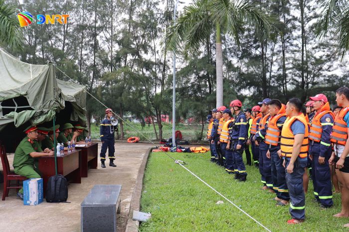 Lực lượng tham gia cứu nạn, cứu hộ được trang bị đầy đủ quần, áo, các trang thiết bị bảo hộ và các điều kiện an toàn khác. Ảnh: KHÁNH NGÂN