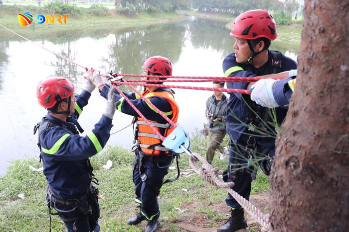 Các lực lượng tham gia thực tập phương án nêu cao tinh thần trách nhiệm. Ảnh: KHÁNH NGÂN
