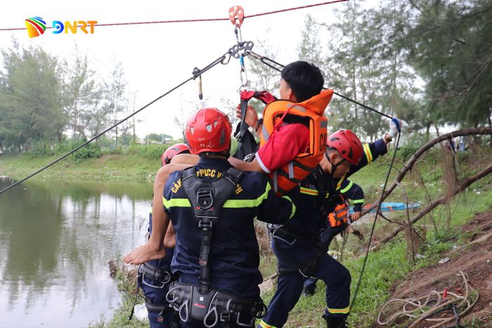 Cán bộ, chiến sĩ tổ chức tiếp nhận nạn nhân trong tình huống giả định. Ảnh: KHÁNH NGÂN