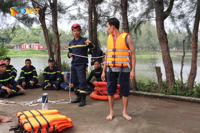 Ôn luyện các nội dung bơi cứu nạn, cứu hộ có sử dụng công cụ hỗ trợ. Ảnh: KHÁNH NGÂN