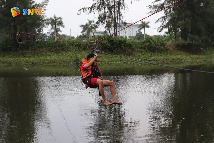 Các nạn nhân được đưa lên bờ bằng hệ thống dây và ròng rọc trong tình huống giả định. Ảnh: KHÁNH NGÂN