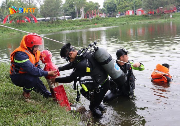 Do có 2 người dân không mang áo phao nên khi xảy ra sự cố bị đuối nước, đơn vị huy động cán bộ, chiến sĩ tham gia lặn tìm kiếm người bị nạn trong tình huống giả định Ảnh: KHÁNH NGÂN