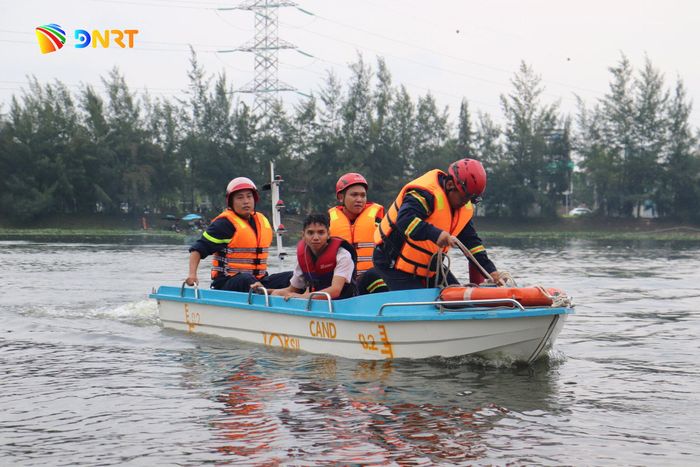 Kịp thời ứng cứu các trường hợp gặp nạn trong tình huống giả định. Ảnh: KHÁNH NGÂN