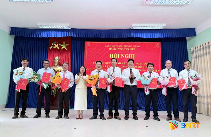 Thường trực Đảng ủy xã Tân Hiệp trao quyết định thành lập các chi bộ. Ảnh: NGỌC HƯNG