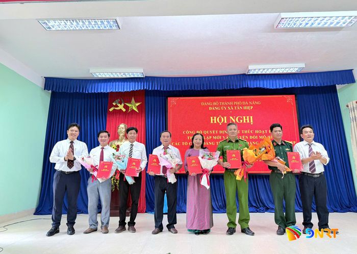 Lãnh đạo Đảng ủy xã trao quyết định điều chỉnh mô hình tổ chức đối với 6 tổ chức đảng. Ảnh: NGỌC HƯNG