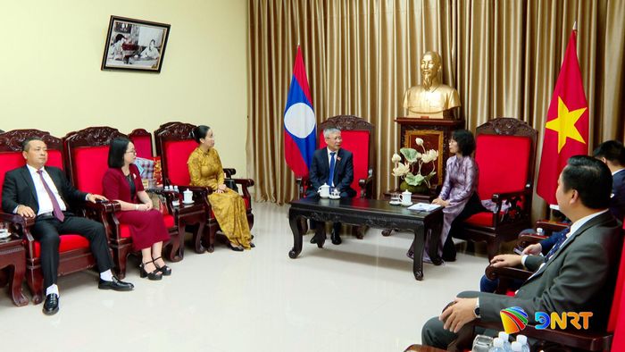 Quang cảnh buổi làm việc với Lãnh sự quán Việt Nam tại Pakse. Ảnh: HOÀN VŨ - VĂN HÙNG