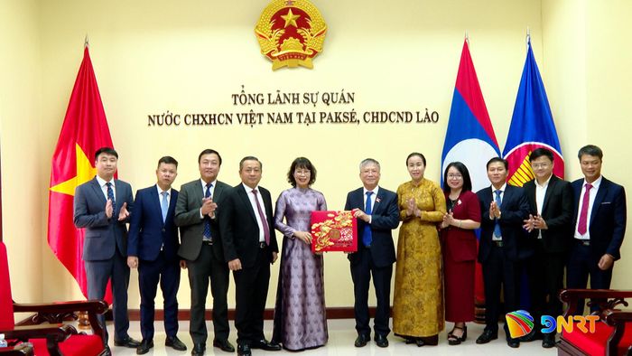 Lãnh đạo thành phố tặng quà cho Tổng Lãnh sự quán nhân buổi gặp. Ảnh: HOÀN VŨ - VĂN HÙNG