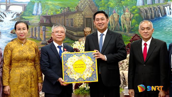 Lãnh đạo thành phố tặng quà cho lãnh đạo tỉnh Champasak. Ảnh: HOÀN VŨ - VĂN HÙNG