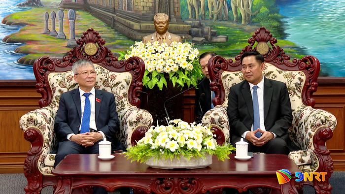 Phó Bí thư Thành ủy, Chủ tịch HĐND thành phố Nguyễn Đức Dũng (bên trái) trao đổi với lãnh đạo tỉnh Champasak. Ảnh: HOÀN VŨ - VĂN HÙNG