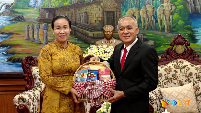 Lãnh đạo tỉnh Champasak tặng quà lưu niệm cho Phó Chủ tịch UBND thành phố Nguyễn Thị Anh Thi (bên trái). Ảnh: HOÀN VŨ - VĂN HÙNG