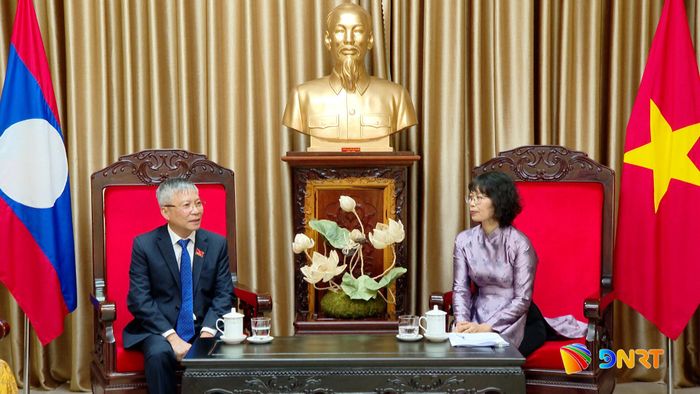 Phó Bí thư Thành ủy, Chủ tịch HĐND thành phố Nguyễn Đức Dũng (bên trái) trao đổi với Tổng Lãnh sự Việt Nam tại Pakse Tạ Phương Dung. Ảnh: HOÀN VŨ - VĂN HÙNG