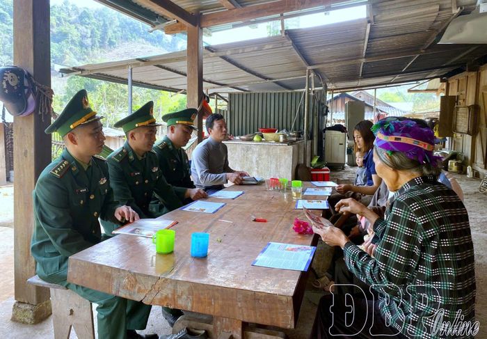 Cán bộ Đồn Biên phòng Leng Su Sìn xuống bản tuyên truyền về ngày hội bầu cử và nắm bắt tâm tư, nguyện vọng của cử tri.