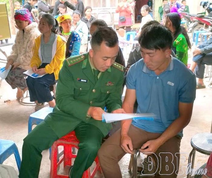 Cán bộ Đồn Biên phòng Mường Nhé phổ biến về công tác bầu cử cho cử tri tại khu vực bầu cử.
