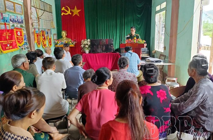 Đông đảo nhân dân xã Thanh Nưa lắng nghe cán bộ Đồn Biên phòng Thanh Luông tuyên truyền về công tác bầu cử.