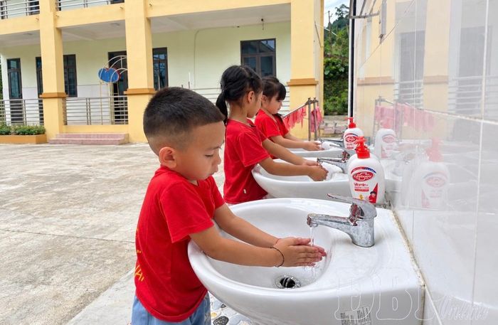 Trẻ em Trường Mầm non Mường Pồn được rèn nếp vệ sinh cá nhân tại trường.