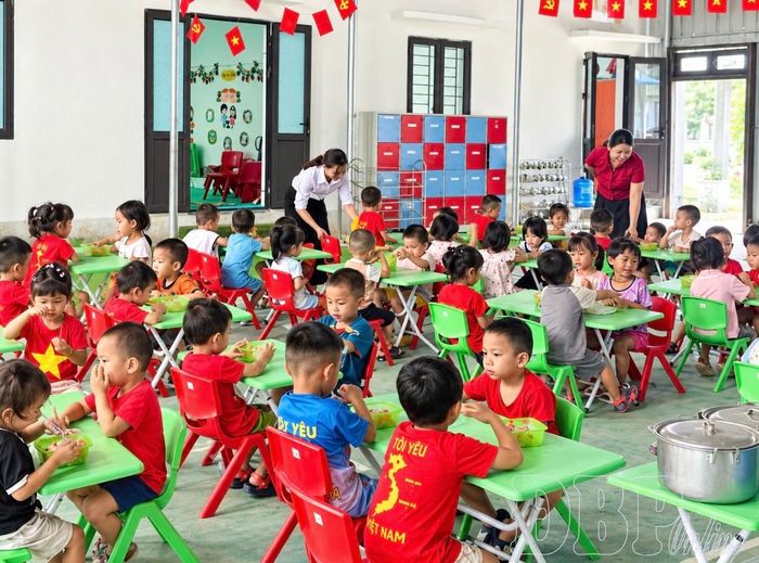 Một tiết học của cô và trò Trường Mầm non Mường Pồn sau sắp xếp.