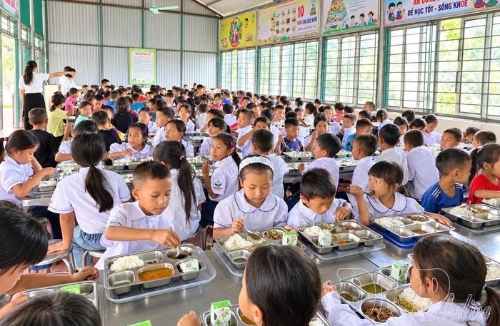 Bữa ăn bán trú học sinh Trường PTDTBT Tiểu học  Na Sang được tổ chức tập trung, thuận lợi cho việc chăm sóc, học tập. 