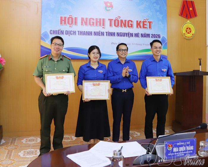 Tập thể, cá nhân có thành tích xuất sắc trong chiến dịch Thanh niên tình nguyện hè năm 2026 nhận Bằng khen của Tỉnh đoàn.