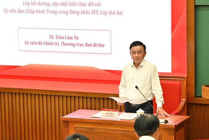 Đồng chí Thường trực Ban Bí thư Trần Cẩm Tú trao đổi chuyên đề với các học viên Chương trình bồi dưỡng, cập nhật kiến thức đối với Ủy viên Ban Chấp hành Trung ương Đảng khóa XIV (Lớp thứ hai).  