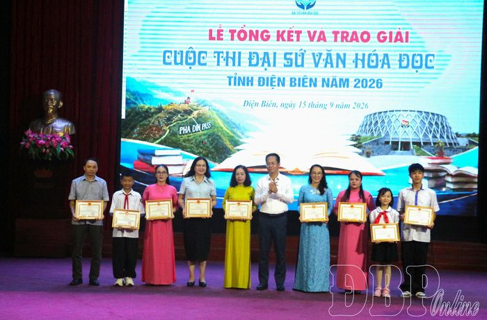 Tập thể, cá nhân có thành tích xuất sắc trong công tác tổ chức và tham gia cuộc thi “Đại sứ Văn hóa đọc” tỉnh Điện Biên năm 2026 nhận Giấy khen của Sở Văn hóa, Thể thao và Du lịch.