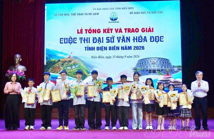 Ban Giám khảo trao giải chuyên đề cho các tác giả.