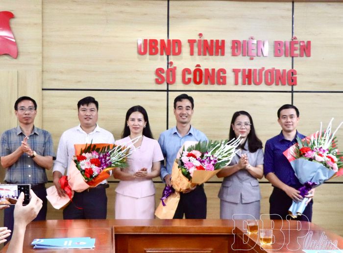 Lãnh đạo Sở Công Thương, Sở Xây dựng, Sở Nông nghiệp và Môi trường chúc mừng các công chức biệt phái nhận nhiệm vụ tại Sở Công Thương.