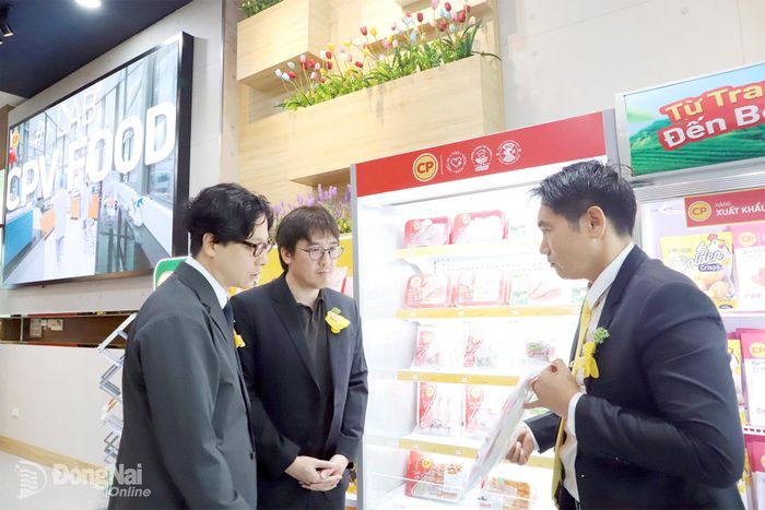Đối tác Hàn Quốc tìm hiểu các sản phẩm chế biến từ thịt gà xuất khẩu tại sự kiện xuất khẩu lô thịt gà đầu tiên của Công ty cổ phần Chăn nuôi C.P. Việt Nam vào thị trường Hàn Quốc.
