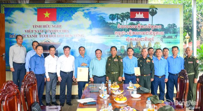 Đoàn công tác thăm, tặng quà Đội K72, Bộ Chỉ huy Quân sự thành phố Đồng Nai. Ảnh: ĐVCC