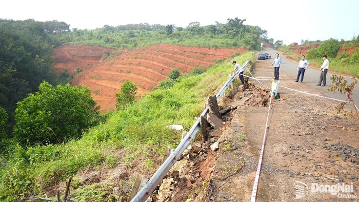 Vị trí sạt lở thuộc địa bàn xã Thọ Sơn dài khoảng 80m, tiềm ẩn nguy hiểm cho người tham gia giao thông. Ảnh: ĐVCC