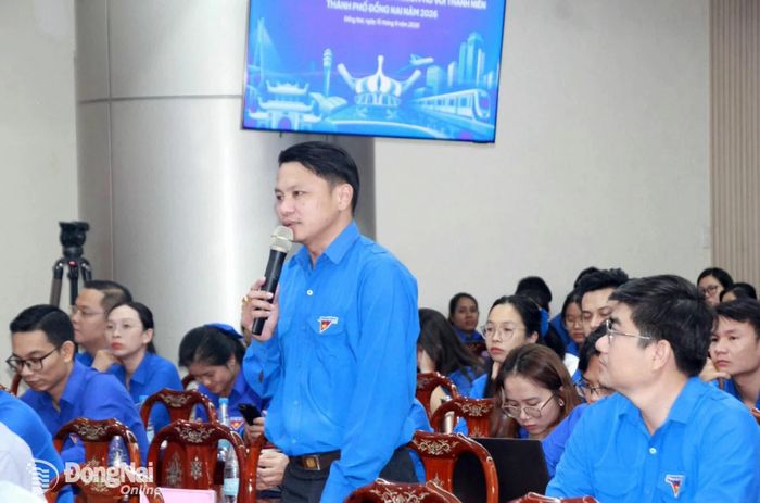 Đại diện cán bộ, đoàn viên, thanh niên nêu ý kiến tại chương trình đối thoại. Ảnh: Nga Sơn